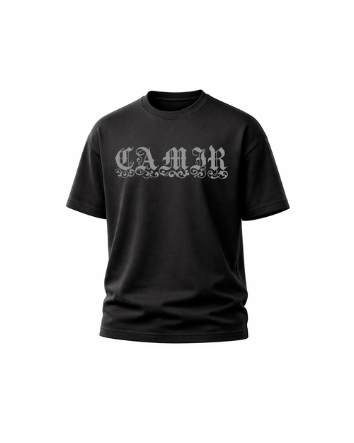 Polera Gothic Logo detalle tipografía gótica CAMIRBRAND — Streetwear Hombre Chile